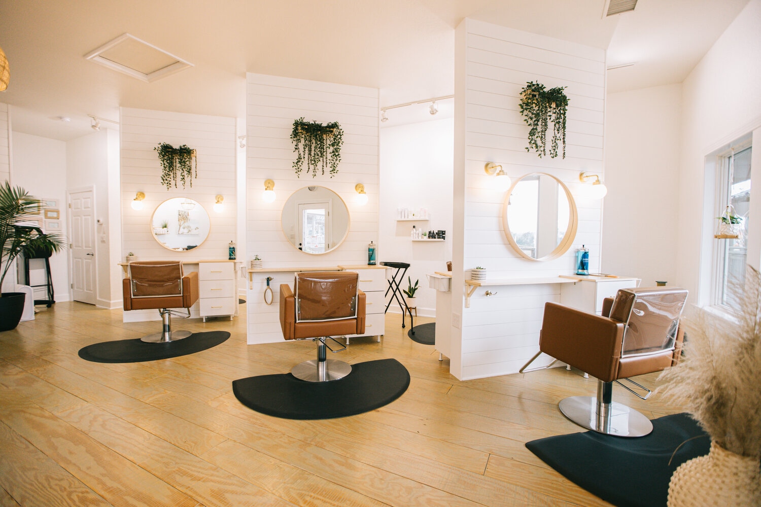 Ihr Traumsalon mit perfekter Fußpflege Einrichtung & Friseureinrichtung gestalten