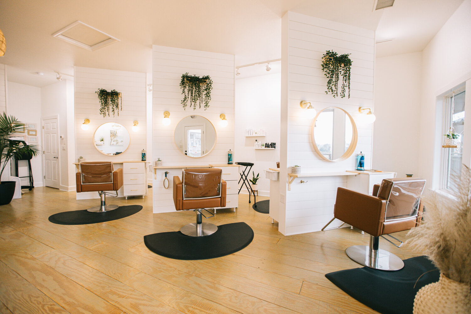 Ihr Traumsalon mit perfekter Fußpflege Einrichtung & Friseureinrichtung gestalten