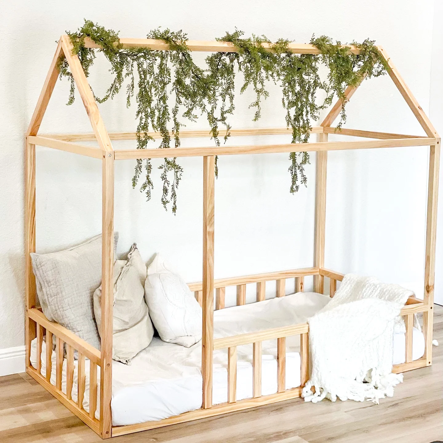 Kinderfreundlich, sicher und stabil – Hausbett 120x200 mit Rausfallschutz