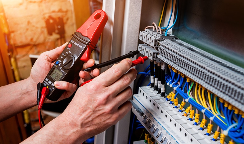 Prüfung elektrischer Anlagen: So erkennen Sie gefährliche Schwachstellen
