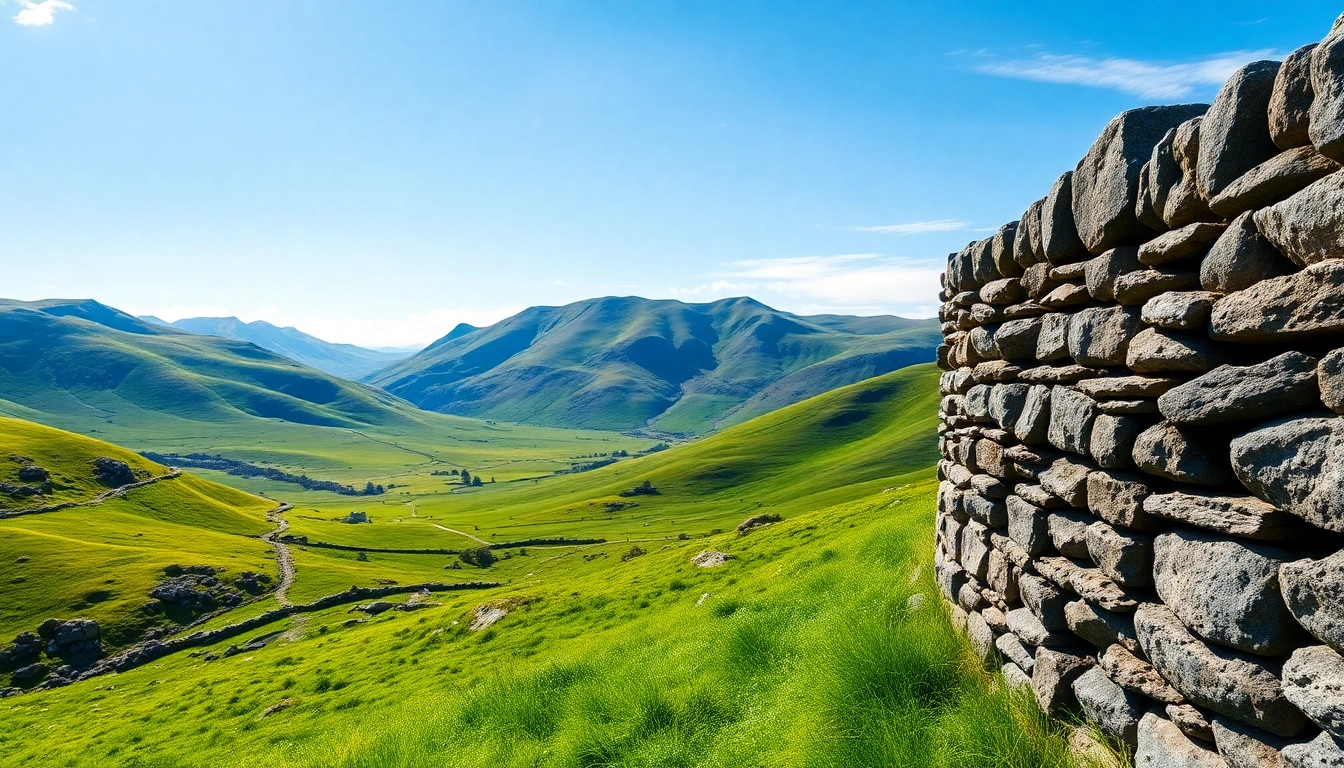 Wandern in Irland mit malerischen grünen Hügeln und einem rustikalen Steinwall im Vordergrund.